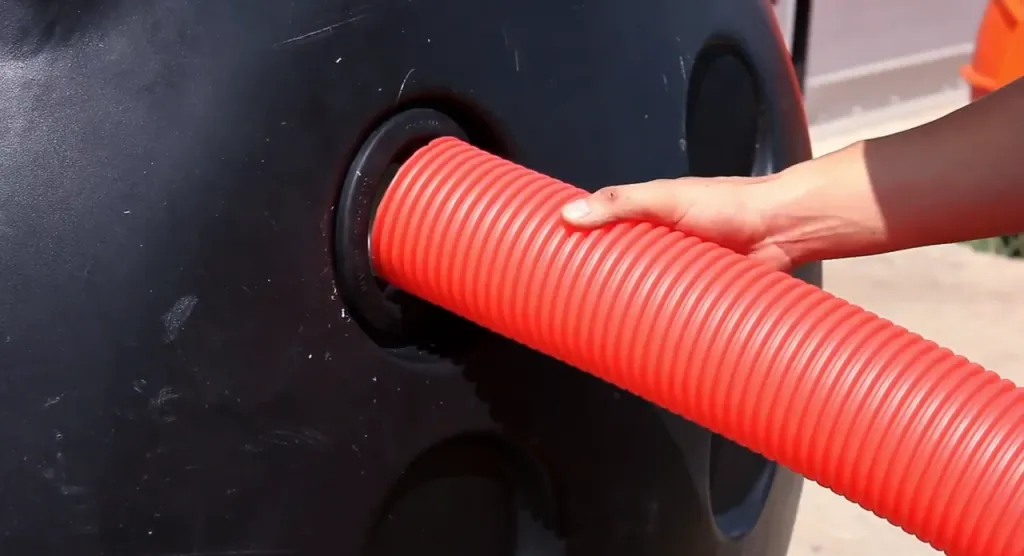 vvod-truby-v-kolodets.png Ввод трубы в кабельный колодец